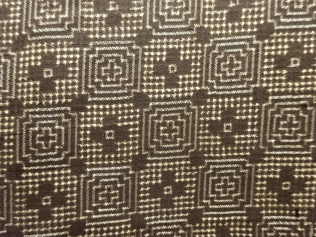 アンティーク　市松に花模様織出し本場泥大島紬着物